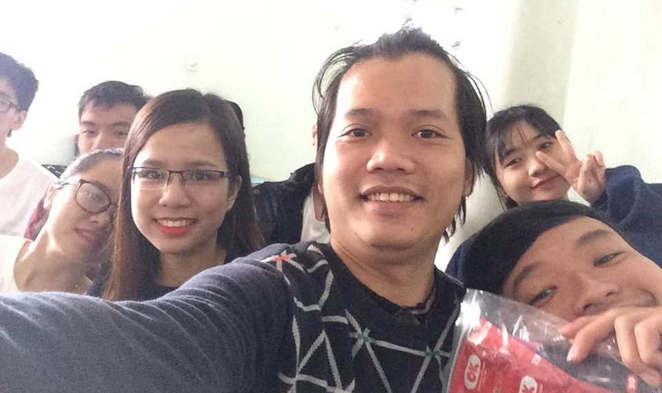 Mặc áo phông quần ngố đi gặp nhà tài trợ khi đi tình nguyện?