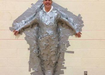 Casestudy gây quỹ – Bán mẩu băng dính dán thầy hiệu trưởng lên tường thu về ngàn đô