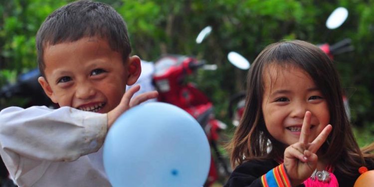 XIN ĐỪNG ĐỒNG HOÁ BẢN SẮC DÂN TỘC BẰNG QUẦN ÁO CŨ