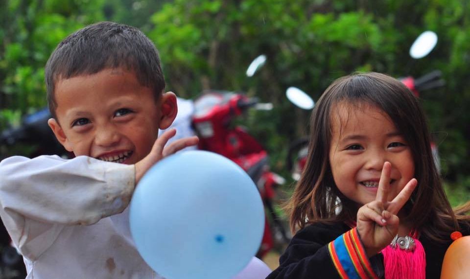 XIN ĐỪNG ĐỒNG HOÁ BẢN SẮC DÂN TỘC BẰNG QUẦN ÁO CŨ